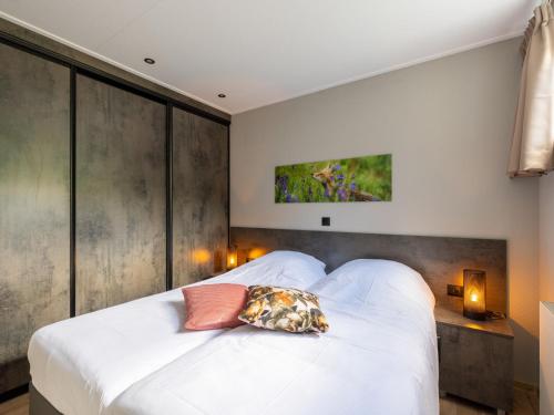 Ένα ή περισσότερα κρεβάτια σε δωμάτιο στο Woodland Stay with Heated Pool