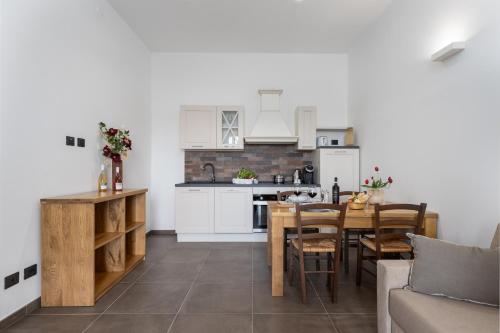 una cucina e una sala da pranzo con tavolo e sedie di Terra Antica Apartments - La Fornace a Montepulciano