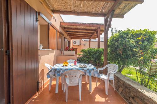 a table and chairs sitting on a patio with a table and chairs at Le Dimore Ibiscus in Stintino