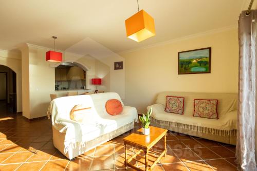 un salon avec un lit et un canapé dans l'établissement Sea & Sunset by AcasaDasCasas, à Ericeira