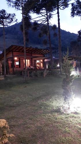 アパートメントから撮影された、または一般的な山の景色