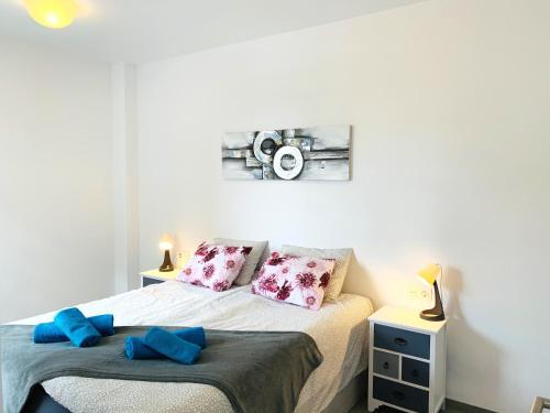ein Schlafzimmer mit einem Bett mit zwei Kissen in der Unterkunft Magnifico apartamento de planta alta LA ISLA in Torrevieja