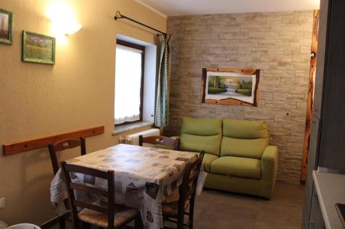 salon ze stołem i kanapą w obiekcie La Baita w mieście Bionaz