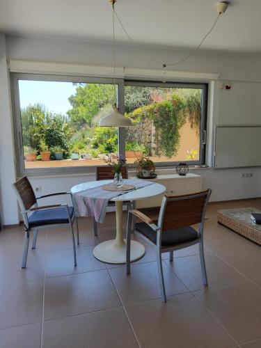 Фотография из галереи Ferienwohnung direkt am Strand в Иерапетре