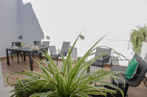 Una oficina con una mesa y sillas y una planta en maceta. en Casa Da´Mar, en Marbella