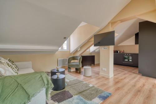 un salon avec un canapé et une télévision dans l'établissement 4G#Appart 8Pers # 3 Chambres # Commerce # Paris 15#AC, à Paris