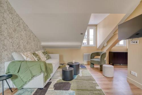 - un salon avec un canapé blanc et une chaise dans l'établissement 4G#Appart 8Pers # 3 Chambres # Commerce # Paris 15#AC, à Paris