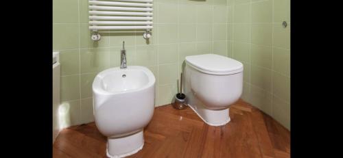 een badkamer met een wit toilet en een urinoir bij Tricolore - Sottocorno Charme Loft in Milaan