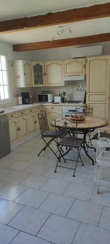 Photo de la galerie de l'établissement Les garrigues 1er étage, à Pernes-les-Fontaines