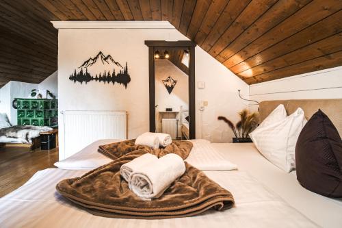 a bedroom with two beds with towels on them at MountainView Lodge - Am Fuße der Gondel und Skipiste in Sankt Oswald