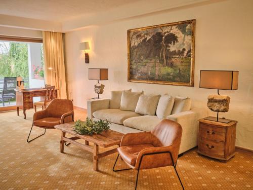 a living room with a couch and chairs and a table at BLEICHE RESORT & SPA in Burg
