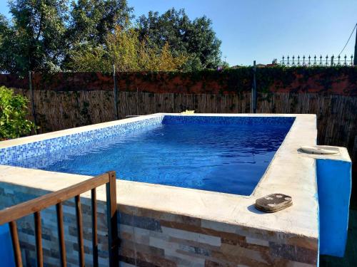 uma piscina num quintal com uma cerca de madeira em La Atlántida em Chiclana de la Frontera