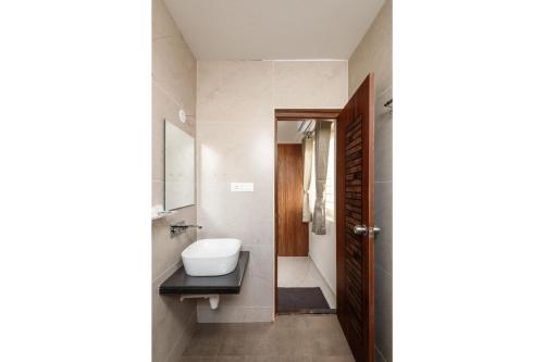 Ένα μπάνιο στο Olive Serviced Apartments BTM Layout