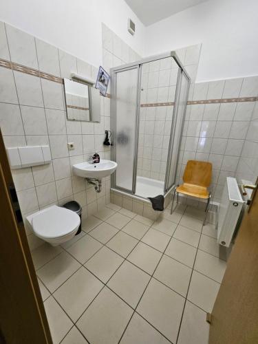 uma casa de banho com um WC, um chuveiro e um lavatório. em Gästehaus Bad Dürrenberg em Bad Dürrenberg