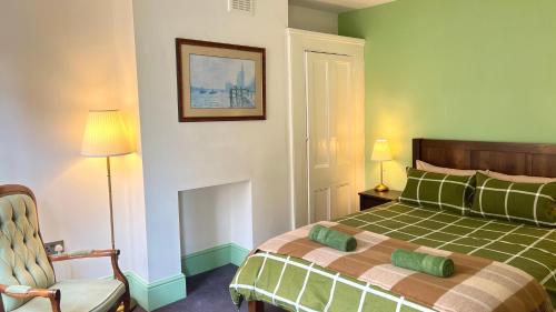 ein Schlafzimmer mit einem Bett und einem Stuhl darin in der Unterkunft Westminster Apartment in London