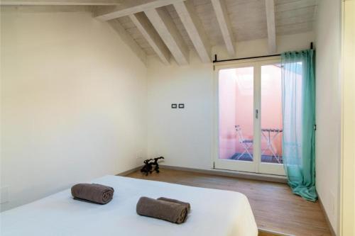 1 dormitorio con cama y ventana grande en Incanto Del Lago - Como Lake Cosy Apartment en Como