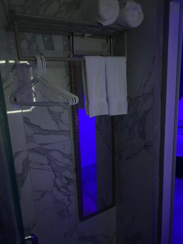 Bon Accord的住宿－HCeas guest apartment，一间带毛巾架和镜子的浴室
