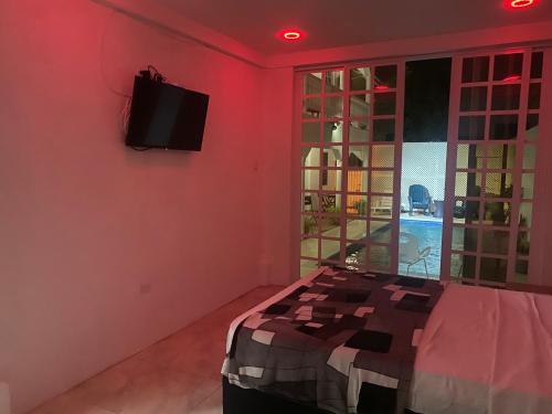 1 dormitorio con 1 cama y TV en la pared en HCeas guest apartment en Bon Accord