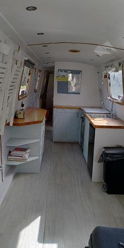 A kitchen or kitchenette at Boutique Canal Narrow Boat London