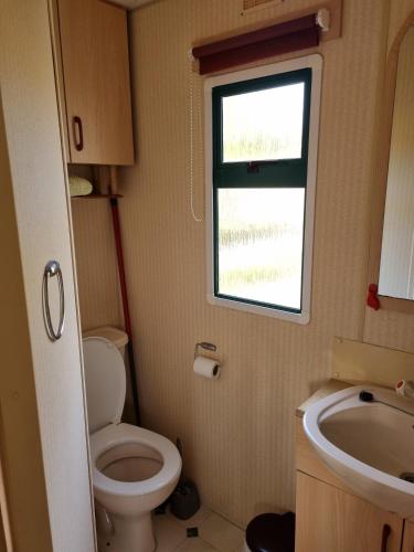 une petite salle de bain avec toilettes et lavabo dans l'établissement Camping Mayet-de-Montagne, à Mayet-de-Montagne