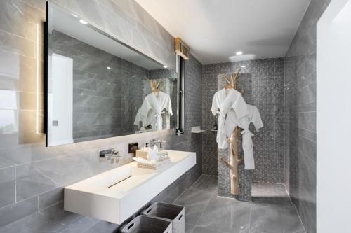 uma casa de banho com um lavatório e um espelho em Villa Murano Samui em Nathon Bay