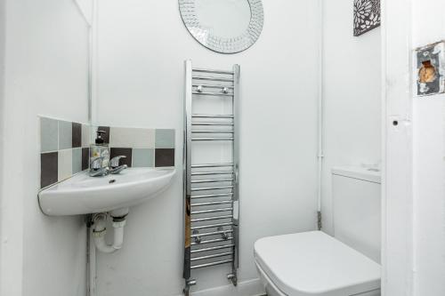 Vannas istaba naktsmītnē Newly refurbished 2BR wbalcony in Vibrant Peckham