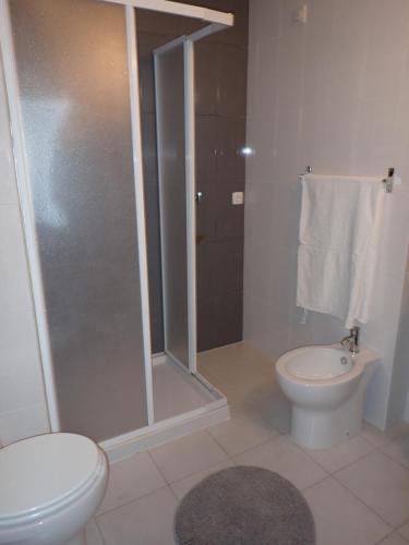 a bathroom with a shower and a toilet and a sink at Great value 5 mins to Praia de Rocha beach in Portimão