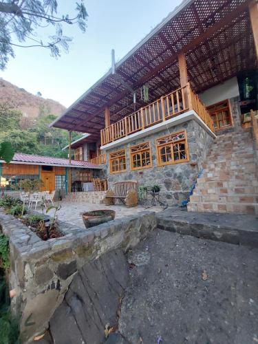 uma grande casa com um alpendre e um pátio em CASA TRIBU em San Antonio Palopó