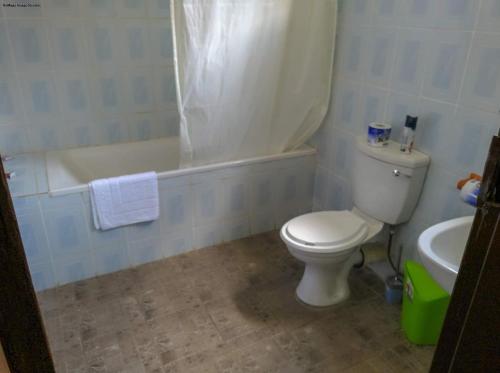 W łazience znajduje się toaleta, wanna i umywalka. w obiekcie KALIYANGILE GUEST HOUSE w mieście Lusaka