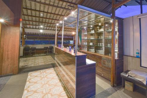 um bar num quarto com um balcão e um quarto com garrafas em Hotel City Crown, Kolhapur 200 Mts from Bus Stand em Colhapur