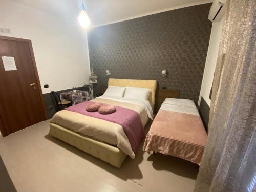 1 dormitorio pequeño con 2 camas en Villa Nancy Affittacamere, en Cimitile