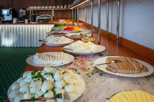 Comida en o cerca de este hotel