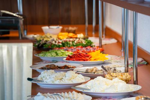 Comida en o cerca de este hotel