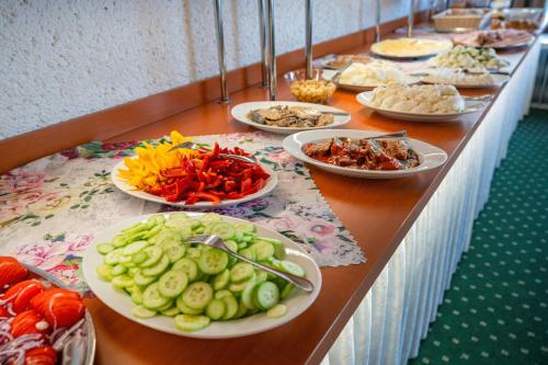 Comida en o cerca de este hotel
