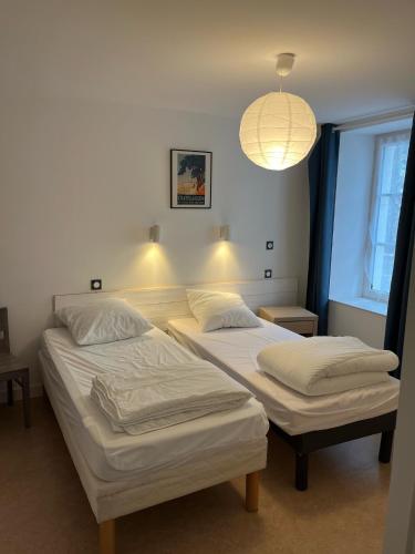 - 2 lits jumeaux dans une chambre lumineuse dans l'établissement Les logis de Simon, à La Flotte