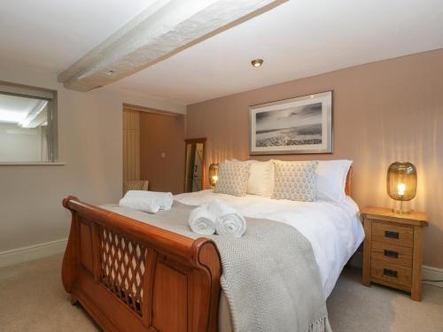1 dormitorio con 1 cama grande y toallas. en The Old Cider House, en Worcester