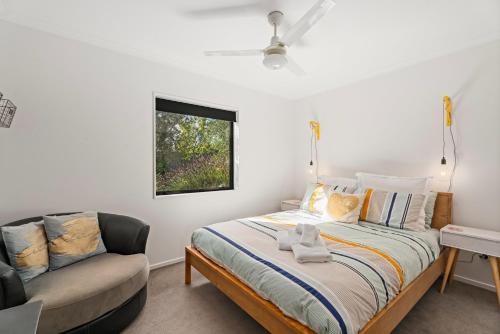 1 dormitorio con cama, sofá y ventana en Sun Soaked Escape - Cromwell Holiday Home, en Cromwell