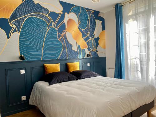 ロリアンにあるAppartement Apollinaire au cœur de Lorientの青い壁のベッドルーム1室(大型ベッド1台付)