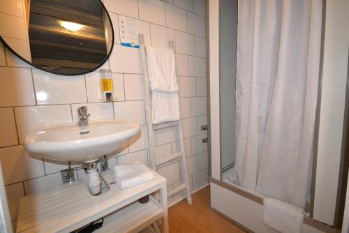 y baño con lavabo y ducha. en Chambres d'hôtes Chez Caroline en Colmar