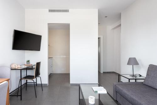 Μια τηλεόραση ή/και κέντρο ψυχαγωγίας στο Cape Sea View Residence at Sounio