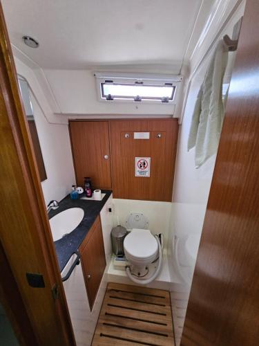 uma pequena casa de banho com WC e lavatório em White Pearl em Constança