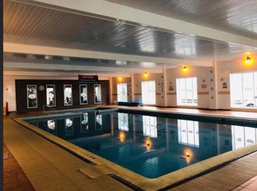 duży basen w budynku w obiekcie Laurel 20 holidayhome w mieście Rhyl