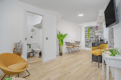 Chalé Henrique - Beachfront apartments at Calheta Beach