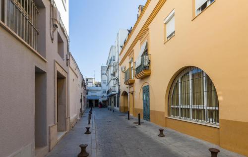 an empty street in an alley between buildings at Centrico Tranquilo 2 dormitorios in Jerez de la Frontera