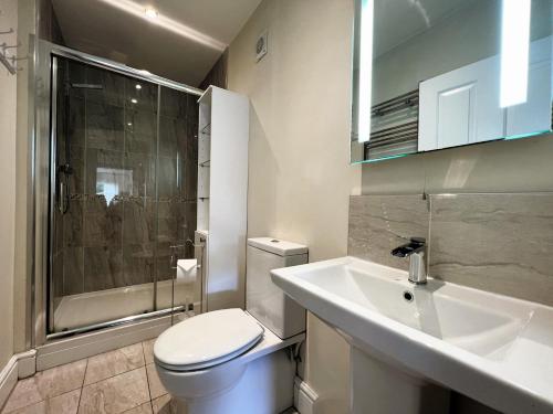 uma casa de banho com um WC, um lavatório e um chuveiro em The Good Ships em Shanklin