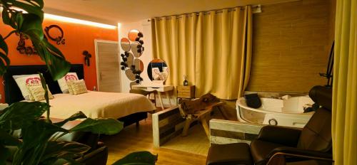 una camera con un letto e una vasca di Hôtel-Restaurant du Soleil Levant a Sarrebourg