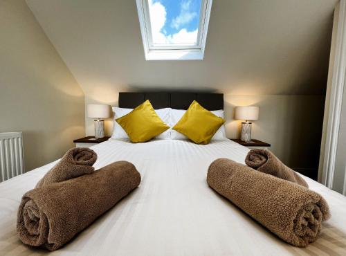 ein Schlafzimmer mit einem Bett mit Handtüchern darauf in der Unterkunft The Good Ships in Shanklin