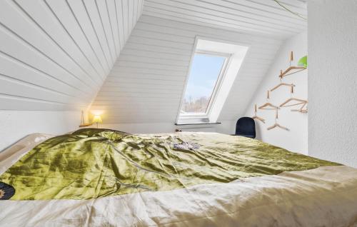 Ένα ή περισσότερα κρεβάτια σε δωμάτιο στο Cozy Home In Faaborg With Kitchen