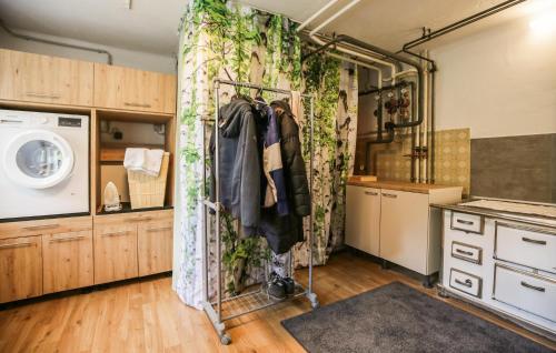lavadero con lavadora y secadora en Pet Friendly Home In Oberwlz With Kitchen, en Oberwölz Stadt