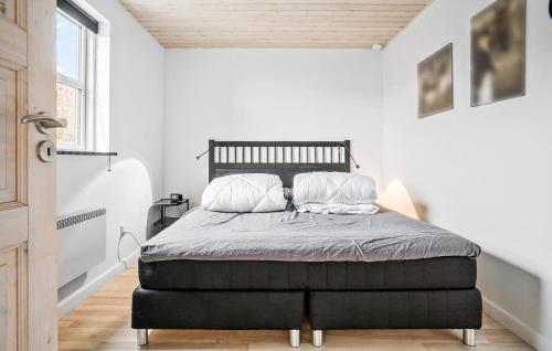 1 dormitorio con 1 cama en una habitación blanca en Amazing Home In Juelsminde With Kitchen, en Sønderby
